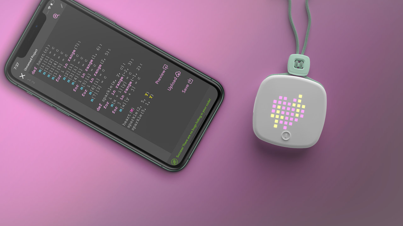 Bild ovanifrån som visar en telefon med imagiLabs appen och bredvid den ligger enheten imagiCharm